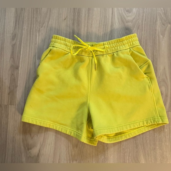 Lululemon Loungeful High-Rise Shorts 4” -Electric Lemon Sz 6 Excellent condition - Picture 5 of 8